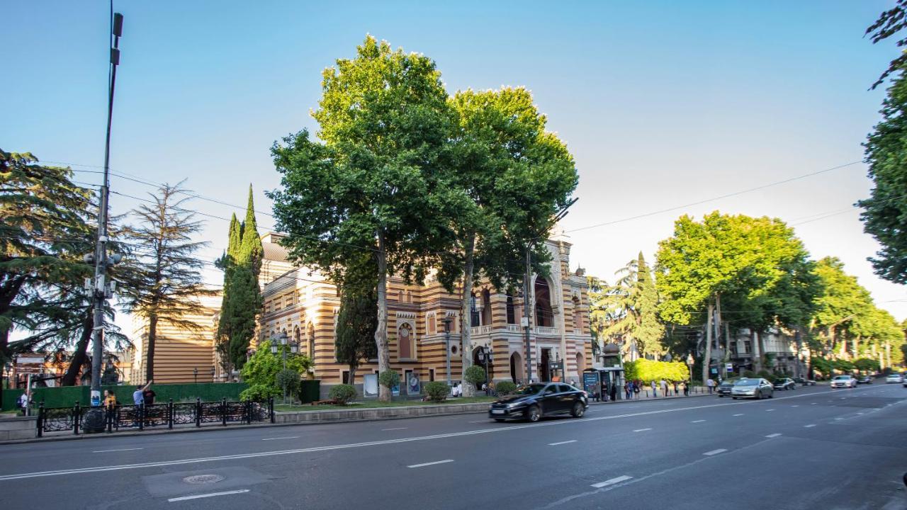 Апартаменты Near The Opera Тбилиси Экстерьер фото